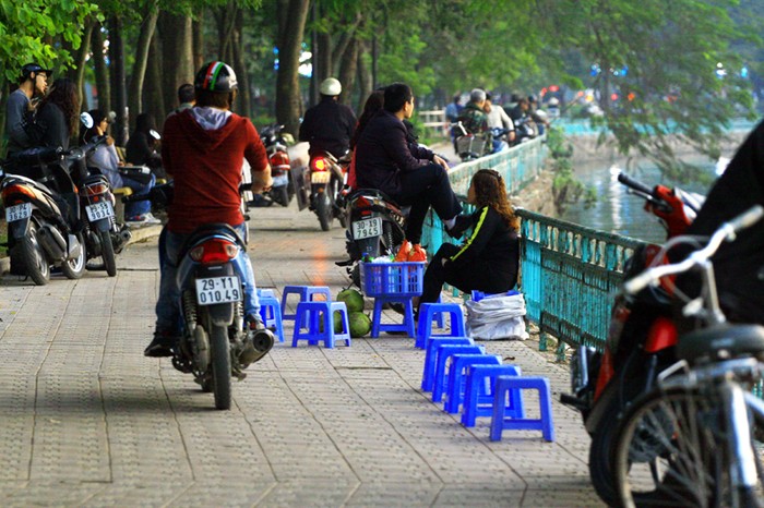 Không chỉ ghế đá, vỉa hè ven Hồ Tây đoạn đường Thanh Niên cũng bị chiếm dụng trái phép.